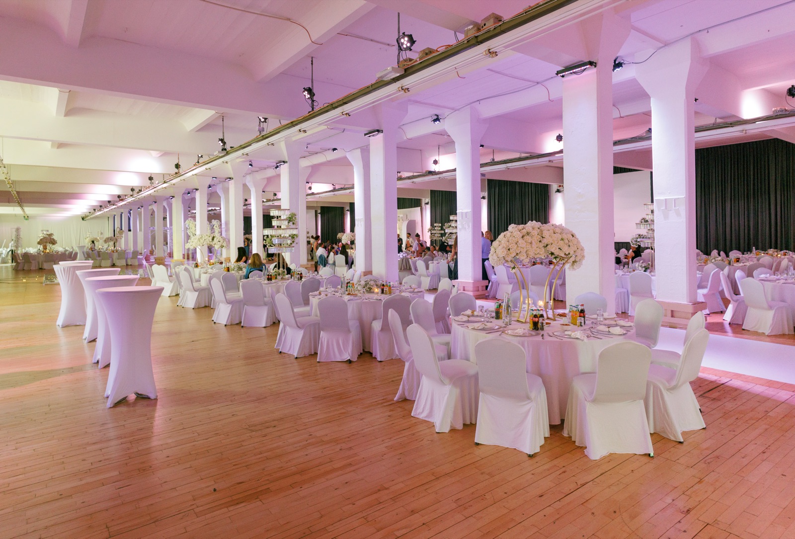 Loewe Saal — Premium-Eventhalle mit weißen Säulen, festlich gedeckten Tafeln und atmosphärischer Beleuchtung