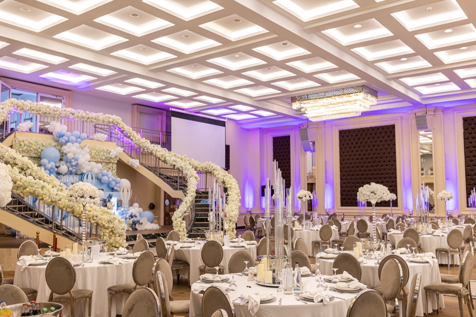 Tek Dream Events — Premium-Saal mit Waffeldecke, Kristall-Kronleuchter und Treppenaufgang